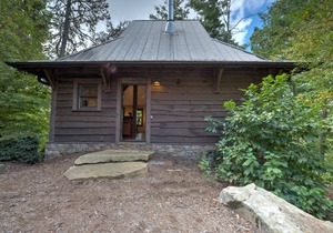 Super cute cabin in Village of Cheshire/Black Mountain. Includes Biltmore!