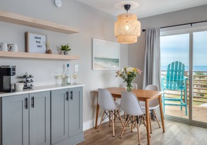 The Beach House at Oak island 201: 2BR Apartment King, King, QSS