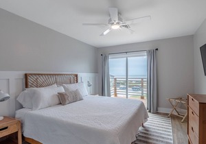 The Beach House at Oak island 201: 2BR Apartment King, King, QSS