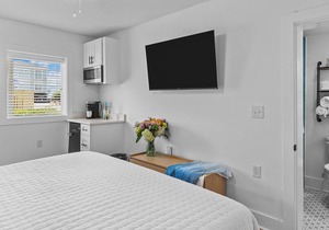 The Beach House at Oak Island 109: King Suite