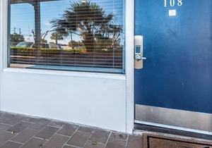 The Waterway 108: 2 Queens Studio with complex pool!