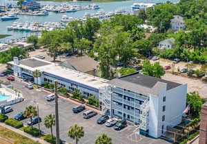 The Waterway 220: King + QSS Studio with complex pool