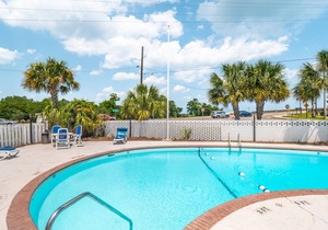 The Waterway 101: 2 Twin over Queen Bunks Studio with complex pool!