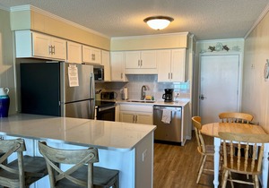 Third-Floor Condo Overlooking the Courtyard w/Ocean Views, Shared Outdoor Pool