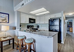 Top Floor Condo with Loft - Pool and Ocean Views!