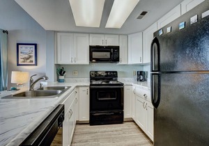 Top Floor Condo with Loft - Pool and Ocean Views!