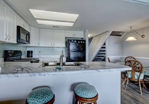 Top Floor Condo with Loft - Pool and Ocean Views!