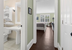 Tranquil House Inn - Downtown Waterfront Manteo - 1 King Standard Room 26
