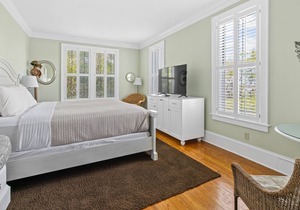 Tranquil House Inn - Downtown Waterfront Manteo - 1 Queen premium Rm 12