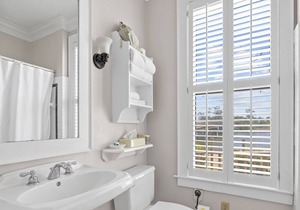 Tranquil House Inn - Downtown Waterfront Manteo - 1 Queen premium Rm 12
