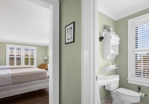 Tranquil House Inn - Downtown Waterfront Manteo - 2 Queens Premium Room 22