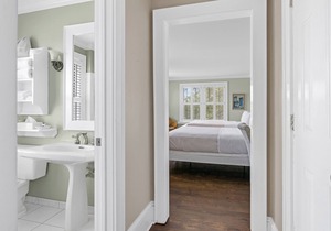 Tranquil House Inn - Downtown Waterfront Manteo - 2 Queens Premium Room 23