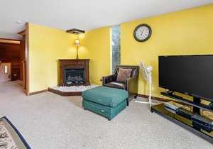 Tri-level townhouse on golf course w/views of pond, close to ice skating/tubing