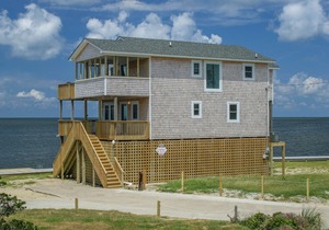 Waterfront 4 bedroom house, WiFi, private hot tub, shared pool