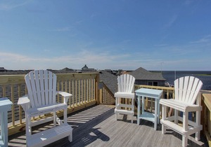 Waterfront 4 bedroom house, WiFi, private hot tub, shared pool