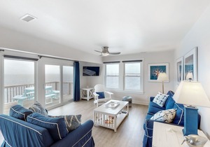 Waterfront 4 bedroom house, WiFi, private hot tub, shared pool