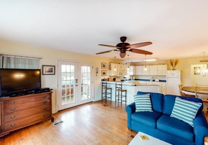 Waterfront Home w/private W/D, A/C, Free WiFi, gas grill, & Shared Pool