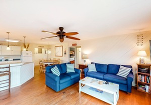 Waterfront Home w/private W/D, A/C, Free WiFi, gas grill, & Shared Pool