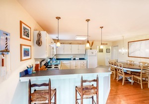 Waterfront Home w/private W/D, A/C, Free WiFi, gas grill, & Shared Pool