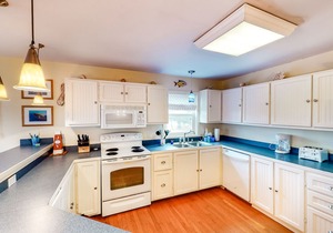 Waterfront Home w/private W/D, A/C, Free WiFi, gas grill, & Shared Pool