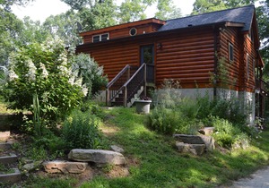 Welcome to Winghaven & Asheville! Secluded yet convenient to shops & food