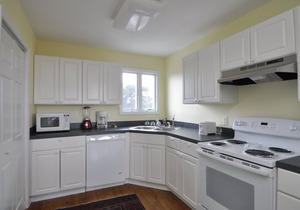 William's Villa: Spacious centrally located condo, cathedral ceilings
