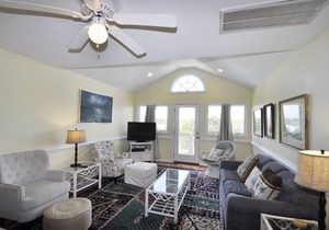 William's Villa: Spacious centrally located condo, cathedral ceilings