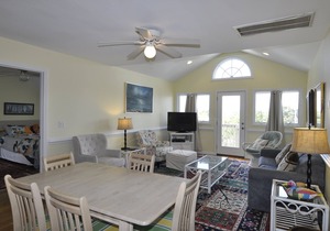 William's Villa: Spacious centrally located condo, cathedral ceilings
