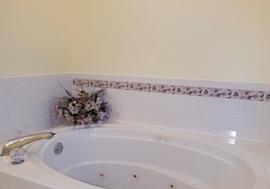 William's Villa: Spacious centrally located condo, cathedral ceilings