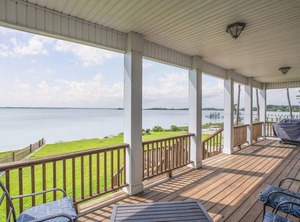 Bay Retreat | Straits