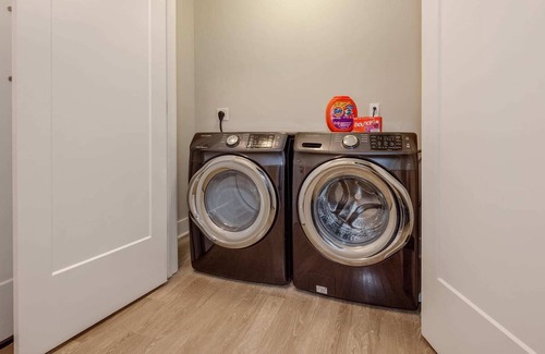 Second Ward Apartment | 1 Bedroom Apartment in Uptown - Great location