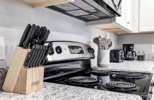 Wilmington House | 1 mile to UNCW 4 miles to beach & Downtown Grill 65" TV Pet Friendly Games