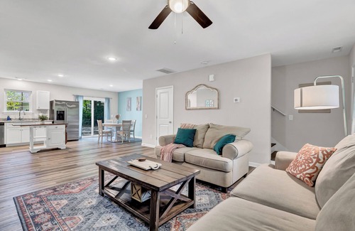 Wilmington House | 1 mile to UNCW 4 miles to beach & Downtown Grill 65" TV Pet Friendly Games
