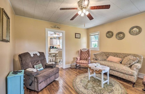 Bakersville Cottage | 102 m² Cabin ∙ 3 bedrooms ∙ 4 guests