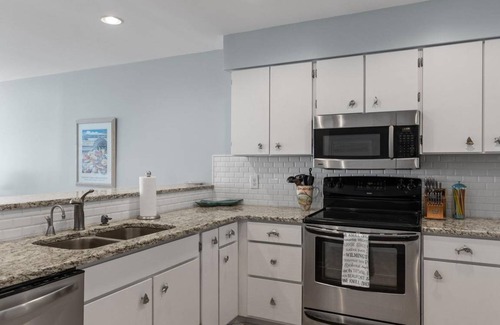Pine Knoll Shores Condo | 109 m² Condo ∙ 2 bedrooms ∙ 6 guests