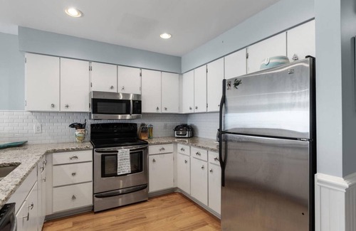 Pine Knoll Shores Condo | 109 m² Condo ∙ 2 bedrooms ∙ 6 guests