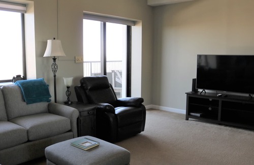 Seven Devils Condo | 10th Floor Beautifully Decorated Condo w/ Pool Access
