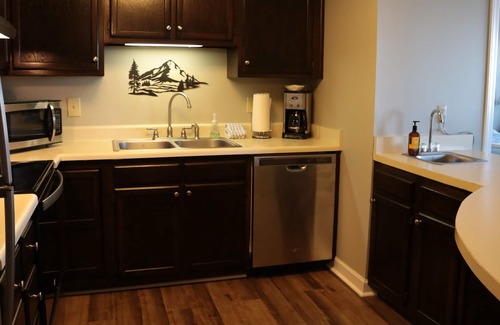 Seven Devils Condo | 10th Floor Beautifully Decorated Condo w/ Pool Access