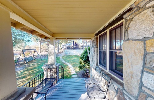 Hendersonville House | 112 m² House ∙ 2 bedrooms ∙ 4 guests