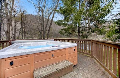 Cullowhee Cottage | 114 m² Cabin ∙ 2 bedrooms ∙ 7 guests