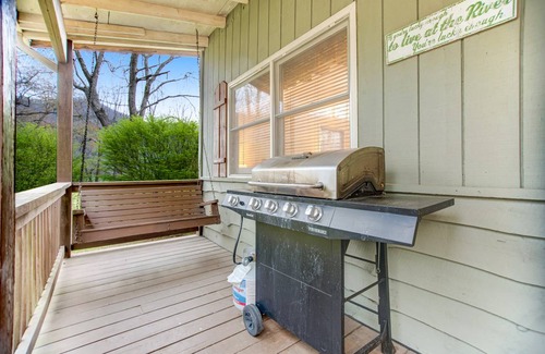 Cullowhee Cottage | 114 m² Cabin ∙ 2 bedrooms ∙ 7 guests