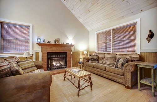 Cullowhee Cottage | 114 m² Cabin ∙ 2 bedrooms ∙ 7 guests