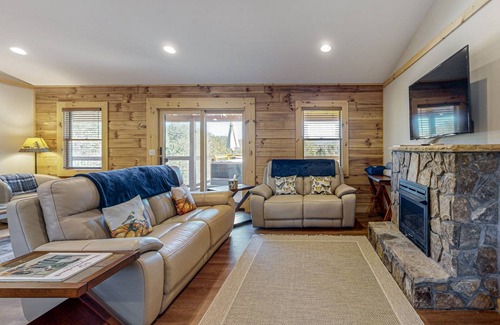 Whittier House | 130 m² House ∙ 2 bedrooms ∙ 6 guests