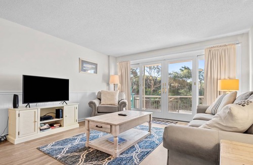 Pine Knoll Shores Condo | 136 m² Condo ∙ 3 bedrooms ∙ 6 guests
