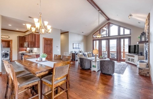 Whittier Condo | 138 m² Condo ∙ 2 bedrooms ∙ 5 guests
