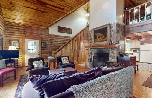 Cashiers Cabin | 139 m² Cabin ∙ 2 bedrooms ∙ 6 guests
