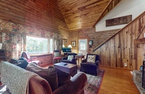 Cashiers Cabin | 139 m² Cabin ∙ 2 bedrooms ∙ 6 guests
