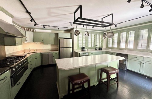 Hendersonville Hotel | 139 m² Hotel ∙ 16 guests