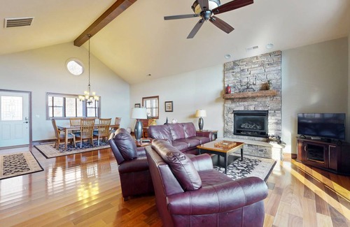 Whittier Condo | 144 m² Condo ∙ 2 bedrooms ∙ 4 guests