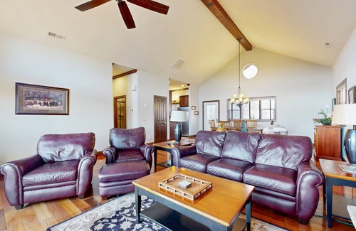 Whittier Condo | 144 m² Condo ∙ 2 bedrooms ∙ 4 guests